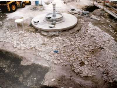 Infine durante alcuni scavi archeologici realizzati in piazza Mercantile alla fine del 900, furono trovati ulteriori tratti di basolato in pietra chiara databili tra il XV e il XVIII secolo